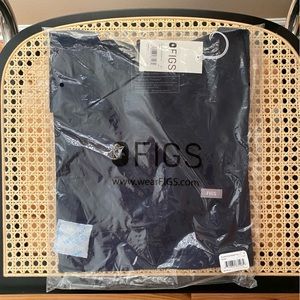 FIGS Leon two pocket top NAVY